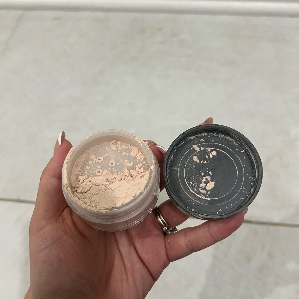 L'Oréal Infallible Loose Setting Powder Translucent Light-Medium 612 - Picture 3 of 3